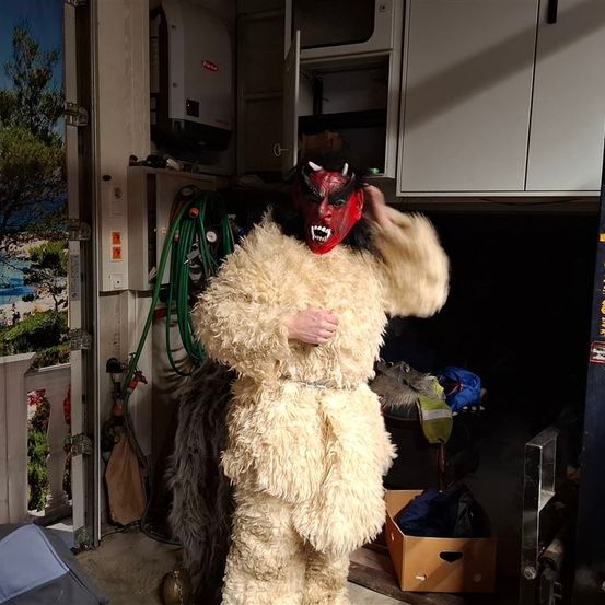 Bild enthält, Adult, Female, Person, Woman, Clothing, Costume, Face, Head, Toy