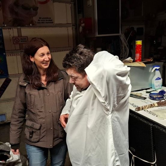 Bild enthält, Coat, Jacket, People, Person, Adult, Female, Woman, Male, Man, Jeans