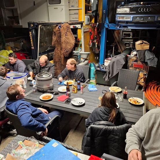 Bild enthält, People, Person, Brunch, Urban, Factory, Manufacturing, Workshop, Adult, Male, Man