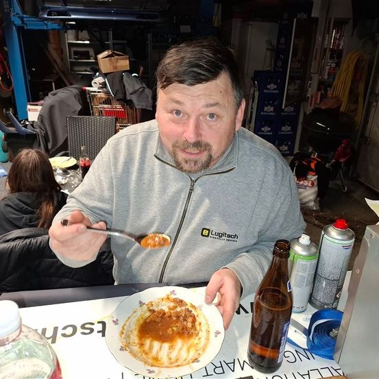 Bild enthält, Cutlery, Adult, Female, Person, Woman, Male, Man, Spoon, Face, Eating