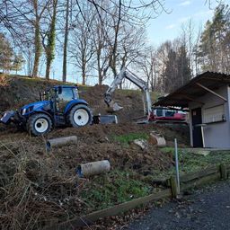 Bild enthält, Machine, Wheel, Outdoors, Nature, Bulldozer