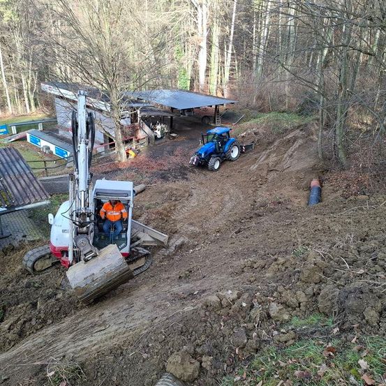Bild enthält, Outdoors, Soil, Nature, Person, Machine, Wheel, Mortar Shell, Landslide, Turret, Countryside