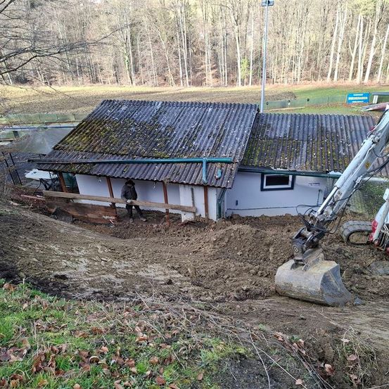 Bild enthält, Outdoors, Nature, Countryside, Rural, Person, Architecture, Building, Housing, Machine, Wheel