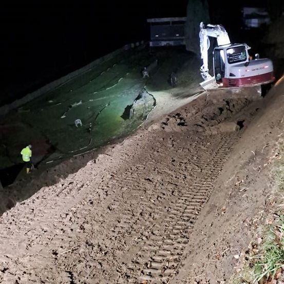 Bild enthält, Road, Nature, Outdoors, Transportation, Vehicle, Adventure, Leisure Activities, Bulldozer, Machine, Offroad