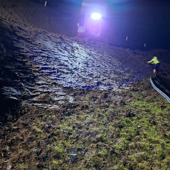 Bild enthält, Slope, Ground, Nature, Outdoors, Person, Road, Scenery, Water, Sea, Sky