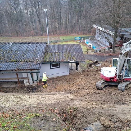 Bild enthält, Outdoors, Person, Nature, Bulldozer, Machine