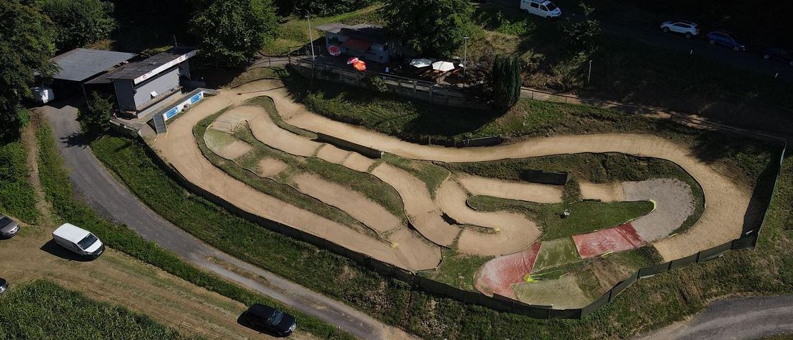 Bild enthält, Outdoors, Architecture, Building, Housing, Aerial View, Driveway, House
