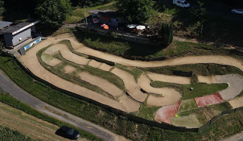 Bild enthält, Outdoors, Architecture, Building, Housing, Aerial View, Driveway, House