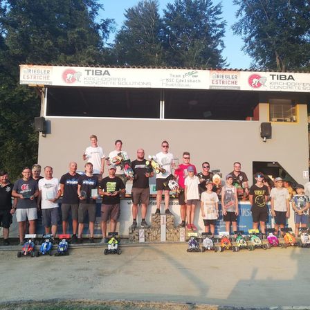 Bild enthält, People, Person, Outdoors, Shelter, T-Shirt, Shorts, Shoe, Vegetation, Portrait, Wheel
