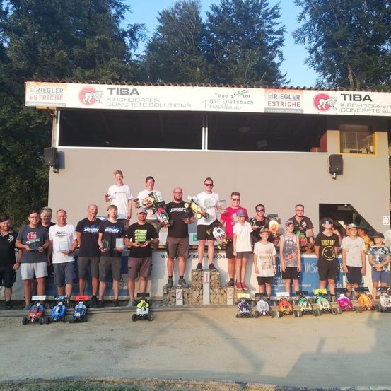 Bild enthält, People, Person, Outdoors, Shelter, T-Shirt, Shorts, Shoe, Vegetation, Portrait, Wheel