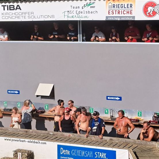 Bild enthält, People, Person, Adult, Male, Man, Face, Water, Hat, Waterfront, Wristwatch