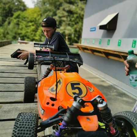 Bild enthält, Grass, Lawn, Wheel, Device, Gun, Adult, Male, Man, Person, Lawn Mower