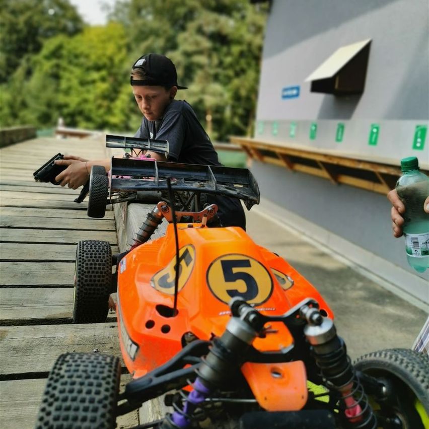 Bild enthält, Grass, Lawn, Wheel, Device, Gun, Adult, Male, Man, Person, Lawn Mower