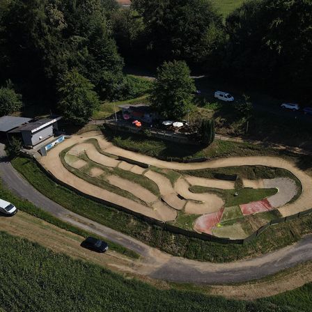 Bild enthält, Outdoors, Architecture, Building, Housing, Aerial View, Driveway, House