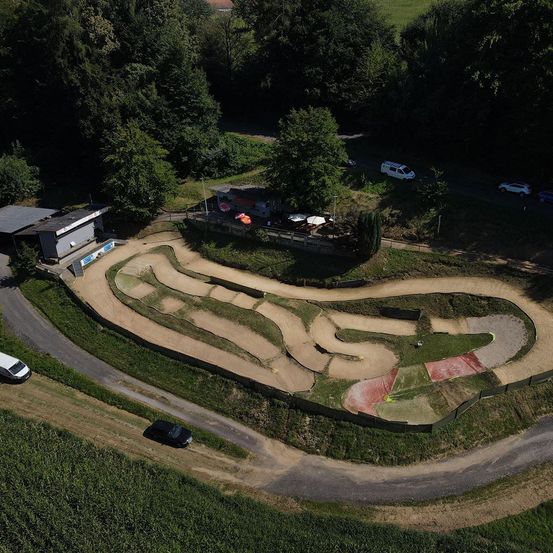 Bild enthält, Outdoors, Architecture, Building, Housing, Aerial View, Driveway, House