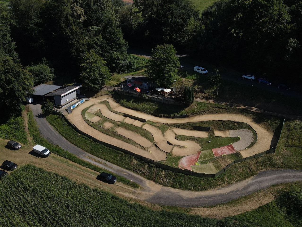 Bild enthält, Outdoors, Architecture, Building, Housing, Aerial View, Driveway, House