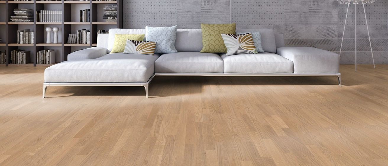 Bild enthält, Floor, Flooring, Interior Design, Wood, Home Decor, Couch, Furniture, Hardwood, Wood Panels, Living Room