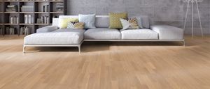 Bild enthält, Floor, Flooring, Interior Design, Wood, Home Decor, Couch, Furniture, Hardwood, Wood Panels, Living Room