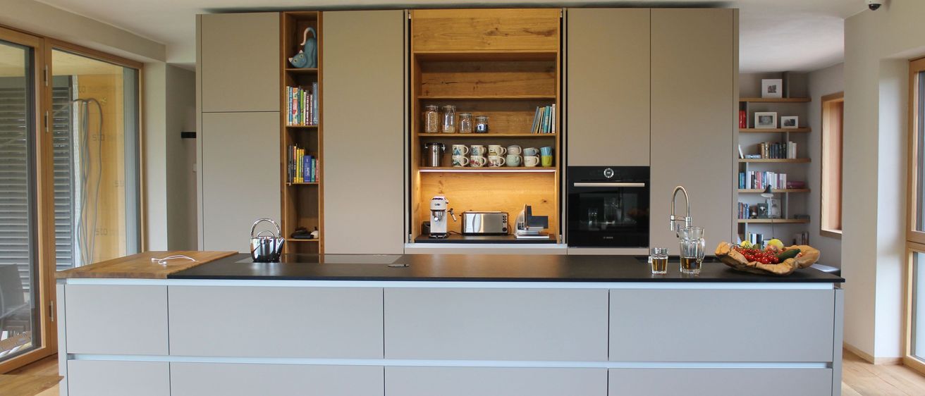 Bild enthält, Indoors, Interior Design, Kitchen, Kitchen Island, Cabinet, Furniture