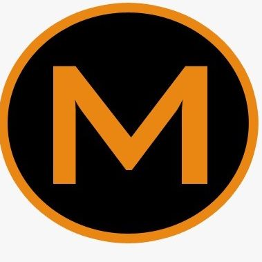 Ein schwarzer Kreis mit goldenem Rand, darin ein fetter orangefarbener Buchstabe M.