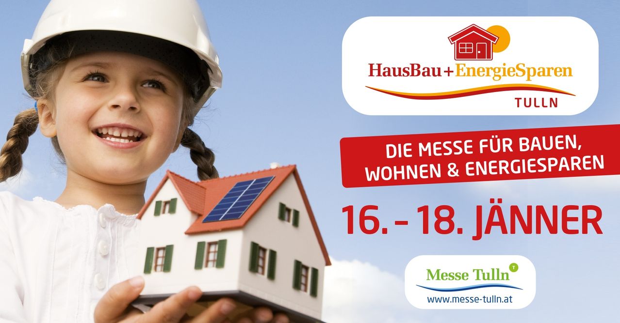 Ein junges Mädchen in einer Schutzhelm hält ein Hausmodell mit Solarmodulen, einem blauen Himmel und einem roten Textbanner mit der Aufschrift 'Die Messe Wohnen & E' und einer Website darunter.