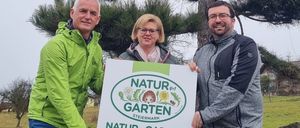 Bild enthält, Pants, Photography, Portrait, Vegetation, Tree, Grass, Coat, Jacket, Park, Jeans
