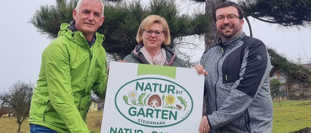 Bild enthält, Pants, Photography, Portrait, Vegetation, Tree, Grass, Coat, Jacket, Park, Jeans