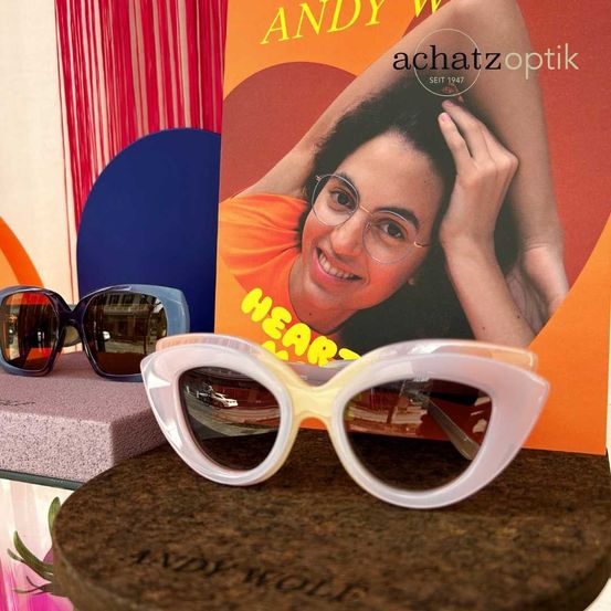 Bild enthält, Accessories, Glasses, Sunglasses, Adult, Female, Person, Woman, Advertisement, Poster, Face