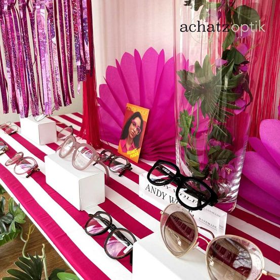Bild enthält, Dressing Room, Indoors, Person, Flower, Glasses, Face, Shop, People, Flower Arrangement