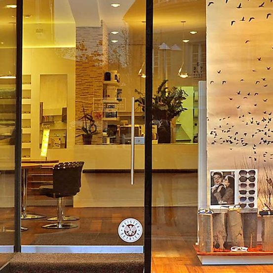 Bild enthält, Shop, Person, Face, Head, Chair, Glasses, Window Display, Building, Indoors