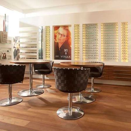 Bild enthält, Indoors, Interior Design, Dining Table, Furniture, Table, Person, Chair, Dining Room, Beauty Salon, Glasses