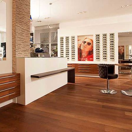 Bild enthält, Indoors, Beauty Salon, Chair, Furniture, Person