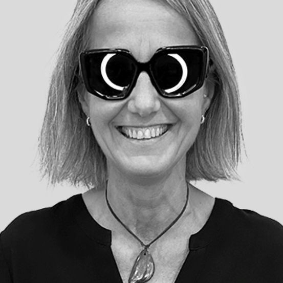 Bild enthält, Accessories, Sunglasses, Person, Photography, Portrait, Necklace, Smile, Adult, Female, Woman