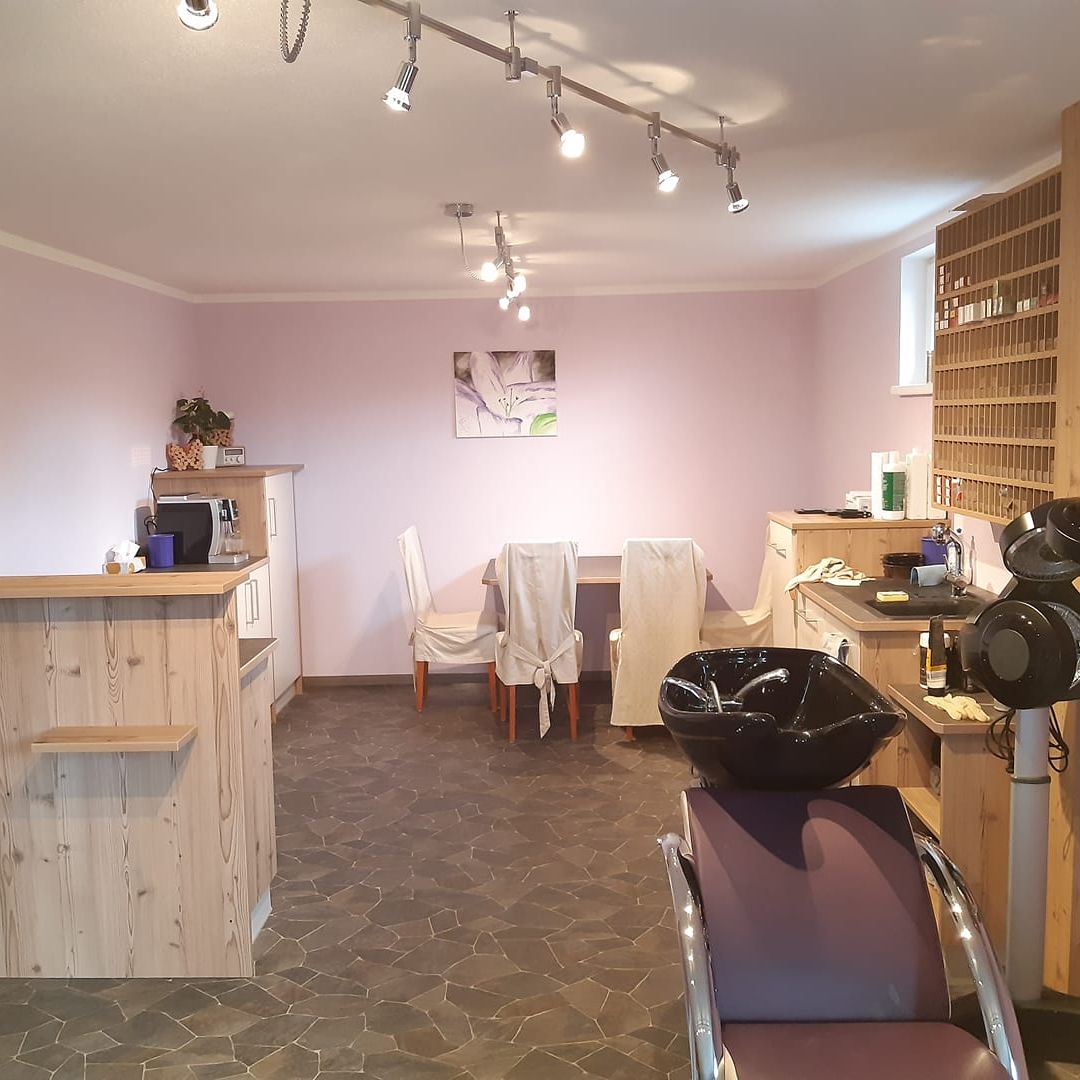 Bild enthält, Indoors, Beauty Salon, Plant