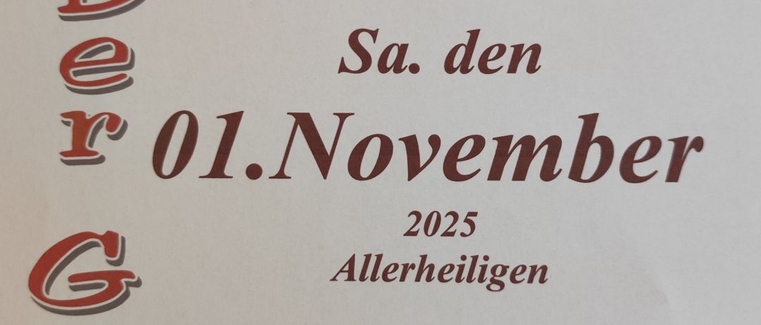 Ein Schild zeigt 'Wir haben am Allerheiligen, 01. November 2025, geschlossen.' Die Worte sind in rotem und weissem Schrift.