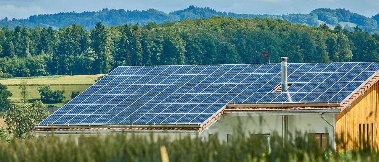Bild enthält, Electrical Device, Solar Panels, Outdoors, Aerial View