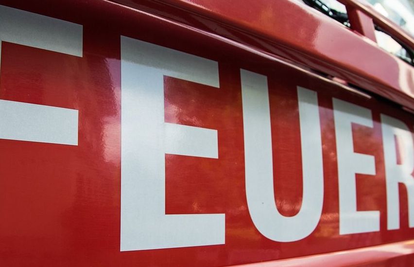 Bild enthält, Logo, Symbol, Bus, Transportation, Vehicle, Text, Number