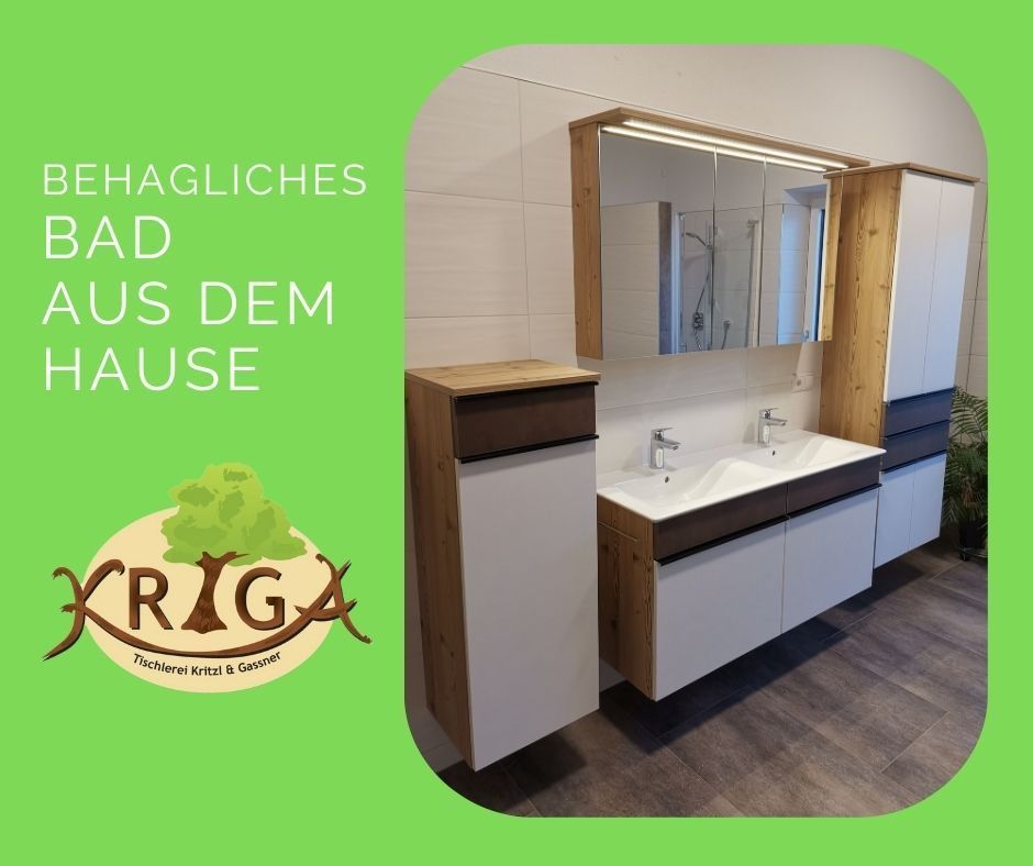 Ein Inneneinrichtungs-Werbespot für ein Badezimmer mit weißen Schränken, einer Holzablage, einem Waschbecken und einem beleuchteten Spiegel. Der Text lautet 'EHAGLICHES AD US DEM AUSE'. Das Logo 'KRIGA' befindet sich links.
