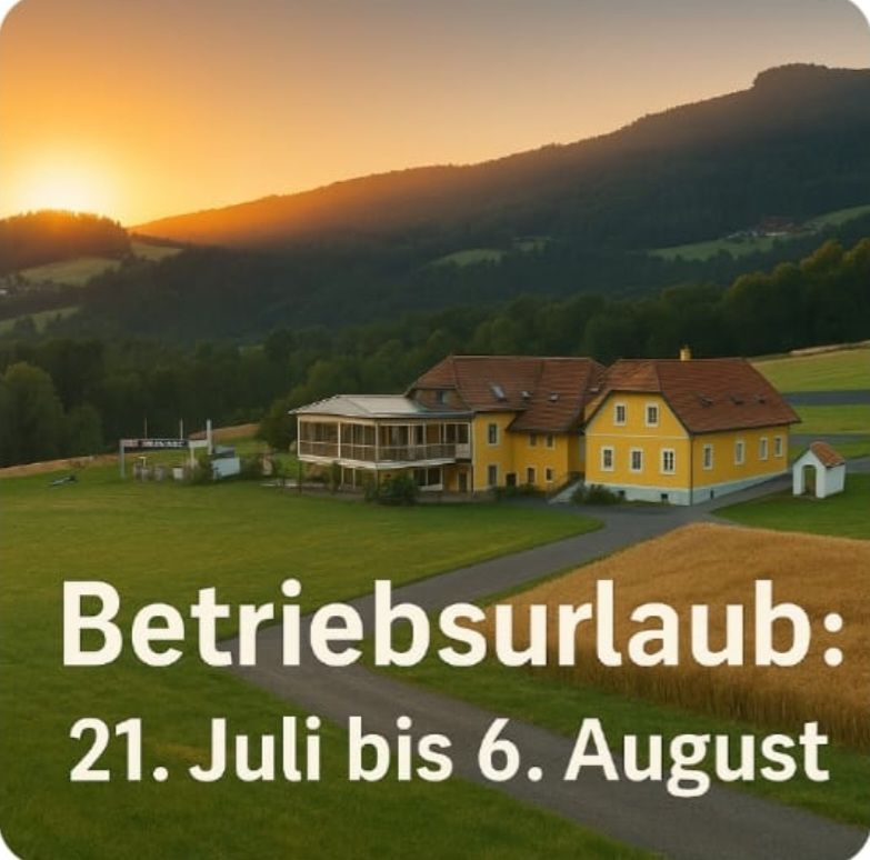 Ein gelbes Bauernhaus mit braunem Dach steht inmitten eines Feldes. Der Himmel ist orange mit einer untergehenden Sonne. Der Text lautet Betriebsurlaub 21. Juli bis 6. August.