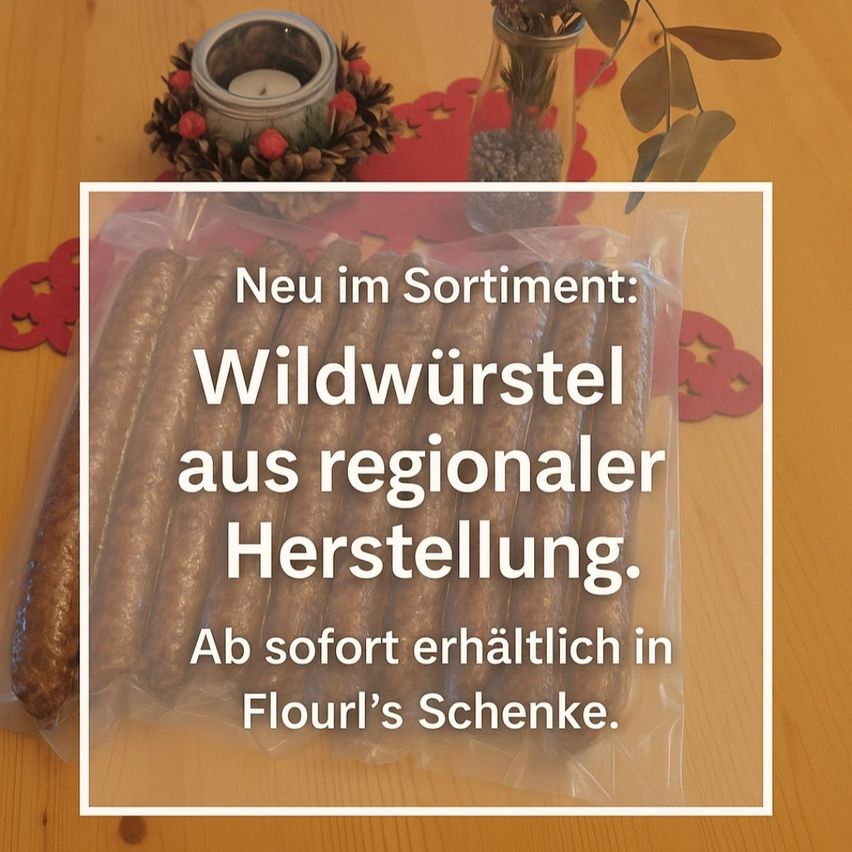 Pakete mit Wildwursteln aus regionaler Herstellung auf einem Holztisch mit einer Kerze und einer Pflanze in einem Glas. Weißer Text: 'Neu im Sortiment: Wildwurstel aus regionaler Herstellung. Ab sofort erhältlich in Flourl's Schenke.'
