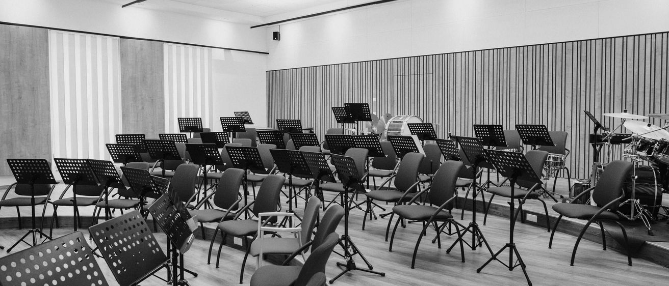 Bild enthält, People, Indoors, Building, Classroom, School, Crowd, Interior Design, Chair, Furniture, Hall