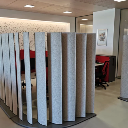 Bild enthält, Indoors, Interior Design, Furniture, Table, Architecture, Building, Foyer