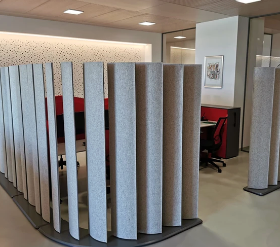 Bild enthält, Indoors, Interior Design, Furniture, Table, Architecture, Building, Foyer