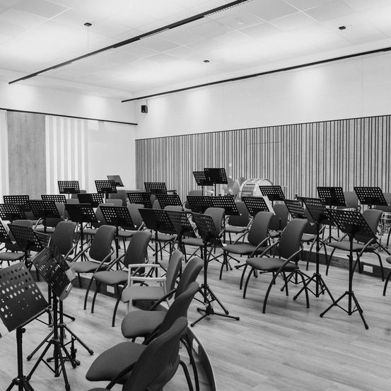Bild enthält, People, Indoors, Building, Classroom, School, Crowd, Interior Design, Chair, Furniture, Hall