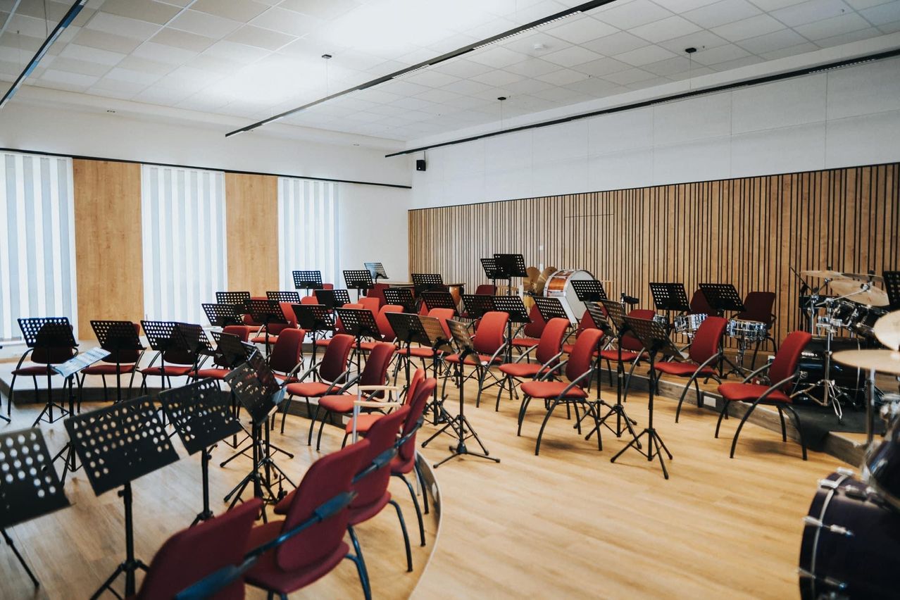 Bild enthält, People, School, Indoors, Classroom, Crowd, Audience, Lecture, Interior Design, Hall, Lecture Hall