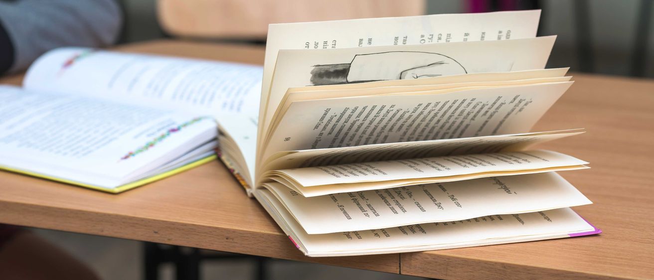 Bild enthält, Text, Document, Boy, Child, Male, Person, Receipt