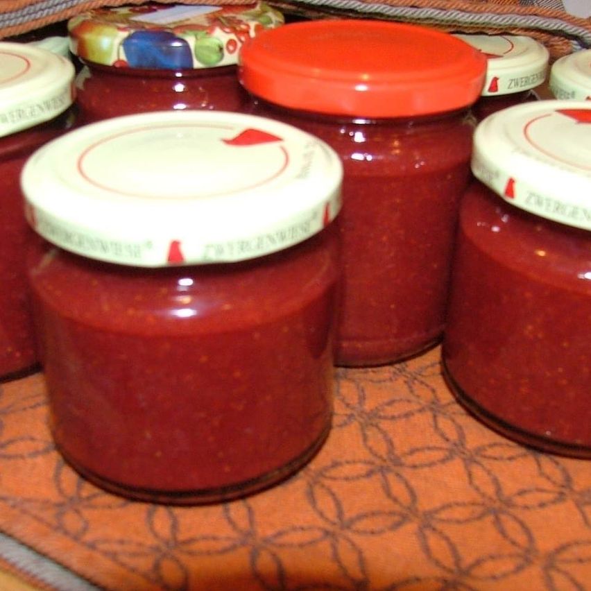 Bild enthält, Food, Jam, Can, Tin, Ketchup, Ping Pong, Ping Pong Paddle, Racket, Sport, Jar