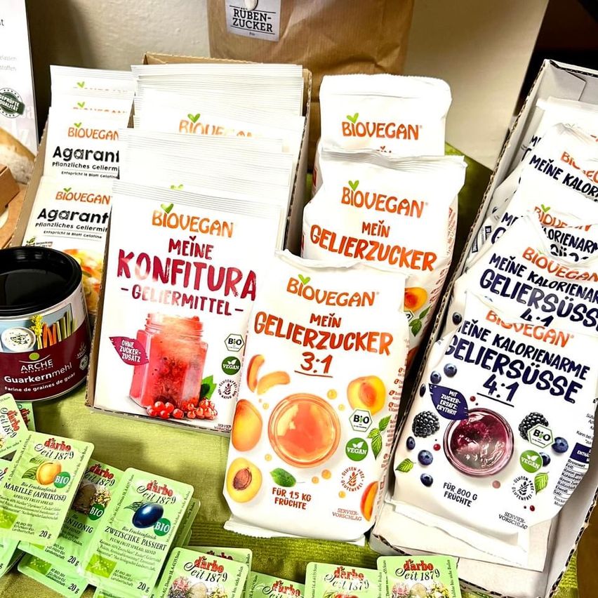 Bild enthält, Advertisement, Poster, Bowl, Food, Frozen Yogurt, First Aid, Receipt, Text, Can, Tin