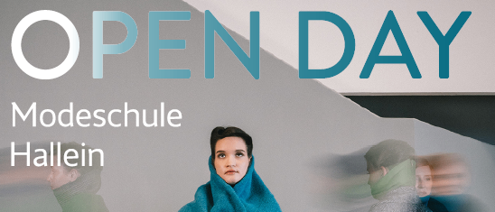 Plakat für einen Tag der offenen Tür in einer Modeschule in Hallein. Eine Frau in einem blauen Mantel steht vor einer weißen Wand. Andere Personen sind im Hintergrund verschwommen. Datum und Uhrzeit sind 16.01.2026, 11:00-17:00.