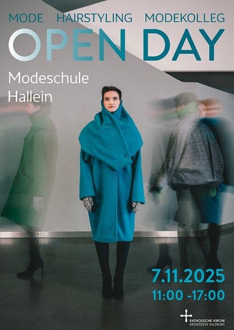 Tag der offenen Tür an der Modeschule in Hallein. Eine Frau in einem blauen Mantel steht vor einer weißen Wand mit einem Schild. Dahinter sind zwei weitere Personen verschwommen. Datum und Uhrzeit sind angezeigt.